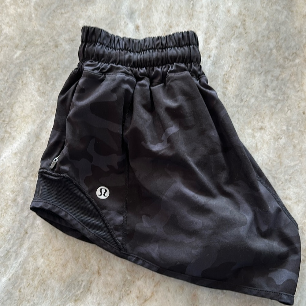 Lululemon Hotty Hot Short 2.5"
Incognito Camo Multi Grey / Black Size 2